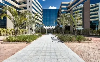 Hotel Contemporâneo – alameda de acesso e fachada envidraçada