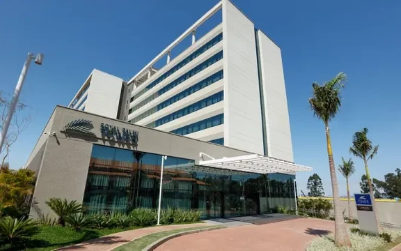Royal Palm Tower – fachada e entrada do hotel